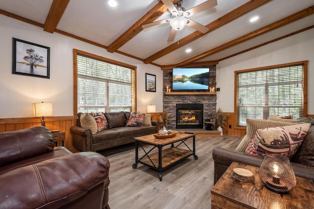 *Entire House • Sleeps 9 • Hot Tub • Pets Welcome* McHenry Exterior foto