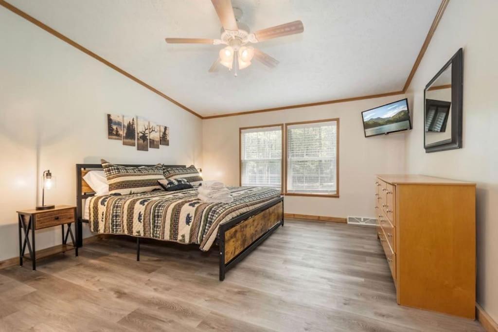 *Entire House • Sleeps 9 • Hot Tub • Pets Welcome* McHenry Exterior foto