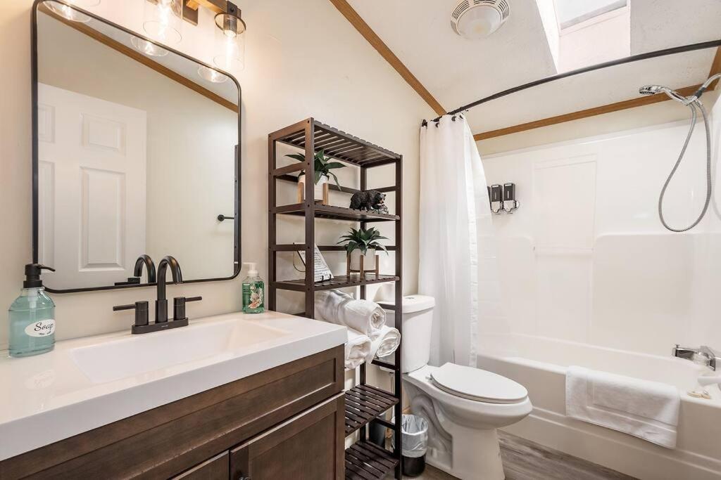 *Entire House • Sleeps 9 • Hot Tub • Pets Welcome* McHenry Exterior foto